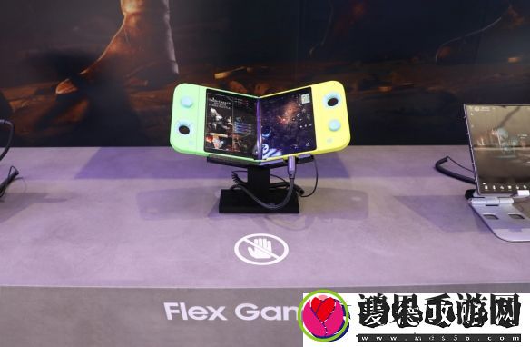 三星展示折叠屏游戏掌机“Flex-Gaming”