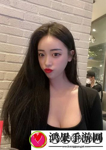 在无声中绽放的爱：两个男生互相亲吻原声音没有音乐的瞬间