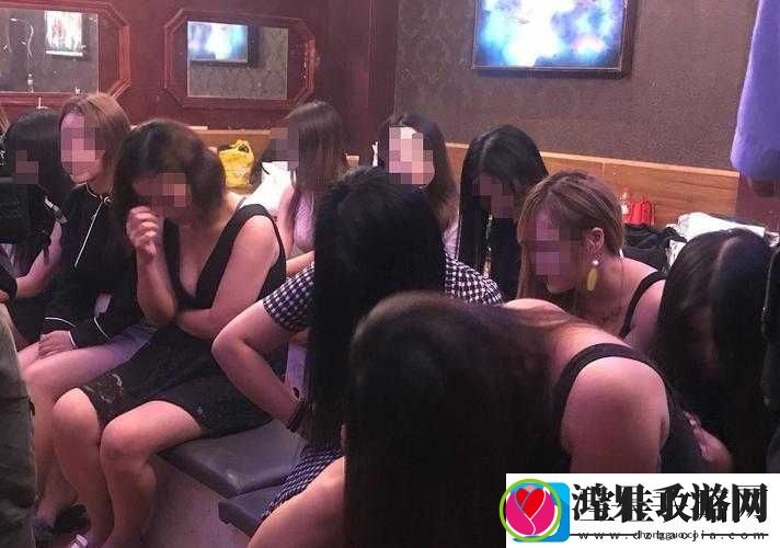 KTV把奶罩解开让客人摸啪啪